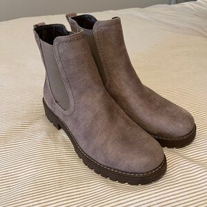 NWOT Cliffs Chelsea Boots